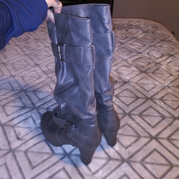 Brand new gray boots - Picture 2 of 2